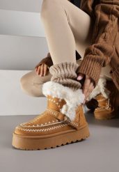 Jasnobrązowe Śniegowce na Platformie z Futerkiem i Haftowanym Wzorem Celatusa. Brązowe śniegowce damskie Renee, z jeansu, bez zapięcia. Za 109.99 zł.