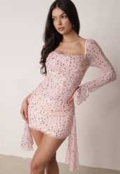 Różowa Cekinowa Sukienka VICES o Dopasowanym Kroju z Wiązaniem Adrasalphia. Czerwone sukienki damskie Born2be, l, bez wzorów, eleganckie, bez kołnierzyka, bez ramiączek, mini, dopasowane. Za 279.99 zł.