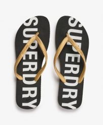 Superdry Klapki Code Essential z gumy – Czarny/Złoto metaliczne. Czarne klapki damskie Superdry, bez wzorów, z gumy, bez obcasa, bez zapięcia. Za 104.55 zł.