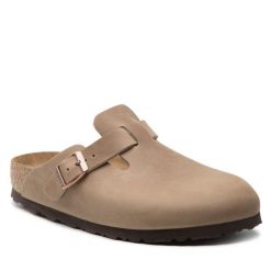 Klapki Birkenstock. Brązowe klapki damskie Birkenstock, bez wzorów, bez obcasa, bez zapięcia. Za 679.99 zł.