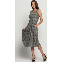 Sukienka na ramiączkach z dekoltem RABARBAR. Sukienki damskie RABARBAR, bez wzorów, bez kołnierzyka, bez ramiączek, kopertowe. Za 425.00 zł.