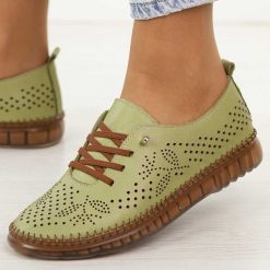 Zielone ażurowane skórzane półbuty damskie T.Sokolski 302. Zielone półbuty damskie Sokolski, na jesień, bez wzorów, z jeansu, klasyczne, z okrągłym noskiem, bez obcasa, na płaskiej podeszwie, bez zapięcia. Za 259.00 zł.