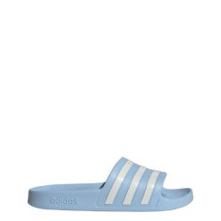 Klapki adilette Aqua. Białe klapki damskie Adidas, bez wzorów, eleganckie, bez obcasa, bez zapięcia. W wyprzedaży za 79.96 zł.