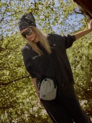 4F Bluza dresowa loose z nadrukiem damska - szara M. Czarne bluzy damskie 4F, m, bez wzorów, z dresówki, klasyczne, bez ramiączek, bez kaptura. Za 169.99 zł.