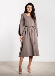 Elegancka sukienka rozkloszowana z długim rękawem taupe. Szare sukienki damskie Infinite You, do pracy, l, bez wzorów, z materiału, biznesowe, bez kołnierzyka, bez ramiączek, midi, dopasowane. Za 309.00 zł.