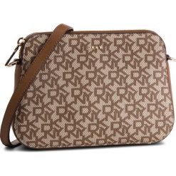 Torebka DKNY - Bryant R83EJ630 Chino Logo-Vic CVU. Brązowe listonoszki damskie DKNY, bez wzorów, ze skóry ekologicznej, bez dodatków. W wyprzedaży za 429.00 zł.