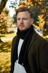 Elegancki męski szal zimowy Brødrene s1 czarny 9910. Czarne szaliki męskie bez wzorów. Za 54.90 zł.