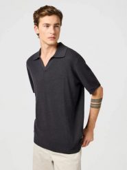 WRANGLER MĘSKA SWETER WRANGLER SS POLO SWEATER FADED BLACK 112364286. Czarne swetry męskie Wrangler, l, bez wzorów, bez kołnierzyka, bez ramiączek. Za 169.99 zł.