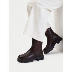Botki U.S. Polo Assn. Brązowe botki damskie U.S. Polo Assn., bez wzorów, bez obcasa, na płaskiej podeszwie, bez zapięcia. Za 299.99 zł.