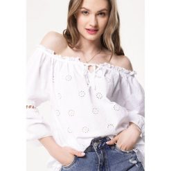 Biała Bluzka Twists. Białe bluzki damskie Born2be, m, bez wzorów, bez kołnierzyka, bez ramiączek. Za 69.99 zł.