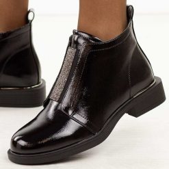 Czarne lakierowane botki damskie S.Barski 52-506. Czarne botki damskie S.BARSKI, na jesień, z aplikacjami, z jeansu, eleganckie, z okrągłym noskiem, bez obcasa, na płaskiej podeszwie, bez zapięcia. Za 229.00 zł.