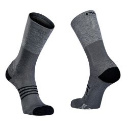 Skarpety rowerowe NORTHWAVE EXTREME PRO HIGH SOCK czarne. Czarne skarpety męskie Northwave, bez wzorów. Za 88.00 zł.