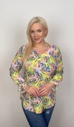 Elegancka bluzka w odcieniach żółtego PLUS SIZE XXL. Żółte bluzki damskie Nasi partnerzy, plus size, bez wzorów, z poliesteru, eleganckie, bez kołnierzyka, plus size, bez ramiączek. Za 199.90 zł.