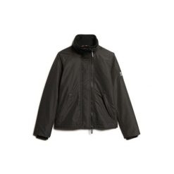 Kurtka przeciwwiatrowa dla kobiet Superdry. Czarne kurtki sportowe damskie Superdry, bez wzorów, z softshellu, bez ramiączek, bez kaptura, trekkingowe. W wyprzedaży za 397.90 zł.