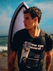 4F T-shirt regular z nadrukiem męski - czarny S. Czarne t-shirty męskie 4F, m, bez wzorów, z materiału, bez kołnierzyka, bez ramiączek. W wyprzedaży za 59.99 zł.