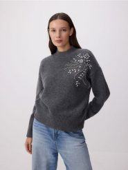 Sweter z błyszczącą aplikacją - ciemnoszary. Szare swetry nierozpinane damskie Reserved, l, z aplikacjami, z dzianiny, bez kołnierzyka, bez ramiączek. W wyprzedaży za 49.99 zł.