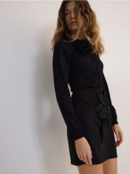 Kardigan z wiskozą - czarny. Czarne kardigany damskie Reserved, l, bez wzorów, z dzianiny, bez kołnierzyka. W wyprzedaży za 139.99 zł.