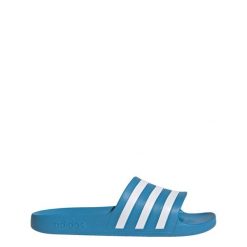Klapki adilette Aqua. Białe klapki damskie Adidas, bez wzorów, sportowe, bez obcasa, bez zapięcia. Za 99.95 zł.