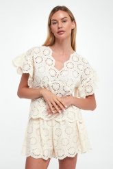 Bluzka damska ażurowa TWINSET. Bluzki damskie Twinset Milano, w ażurowe wzory, bez kołnierzyka, bez ramiączek. W wyprzedaży za 695.20 zł.