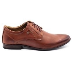 KOMODO Wizytowe buty męskie 850 brązowe. Brązowe buty wizytowe męskie bez wzorów, ze skóry, bez obcasa, bez zapięcia. Za 362.62 zł.