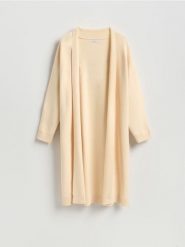 Długi kardigan z wiskozą - kremowy. Białe kardigany damskie Reserved, l, bez wzorów, z dzianiny, bez kołnierzyka. Za 159.99 zł.