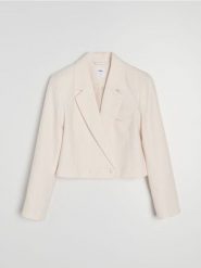 Krótki żakiet dwurzędowy - kremowy. Białe marynarki i żakiety damskie Sinsay, bez wzorów, bez kołnierzyka, bez ramiączek. Za 69.99 zł.