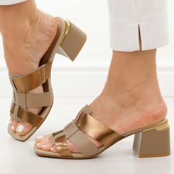 Beżowe skórzane klapki damskie na obcasie M.Daszyński 25134-3. Brązowe klapki damskie M.Daszyński, na lato, bez wzorów, ze skóry, casualowe, bez obcasa, na obcasie, bez zapięcia. Za 199.00 zł.