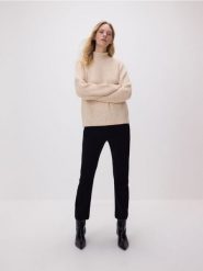 Sweter z metalizowaną nicią - kremowy. Białe swetry nierozpinane damskie Reserved, l, bez wzorów, z dzianiny, bez kołnierzyka, bez ramiączek. Za 159.99 zł.