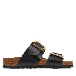 Klapki Birkenstock. Czarne klapki damskie Birkenstock, bez wzorów, bez obcasa, bez zapięcia. Za 439.99 zł.