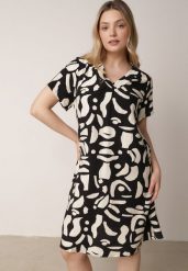 Czarna Pudełkowa Sukienka z Wiskozy z Dekoltem w Serek w Abstrakcyjny Wzór Cresom. Czarne sukienki damskie Born2be, do pracy, l, bez wzorów, z tkaniny, biznesowe, bez kołnierzyka, plus size, bez ramiączek, midi, kopertowe. Za 79.99 zł.
