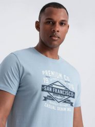 Bawełniany męski t-shirt z nadrukiem San Francisco – błękitny V1 - Rozmiar: S. Niebieskie t-shirty męskie Ombre Clothing, m, bez wzorów, z bawełny, bez kołnierzyka, bez ramiączek. W wyprzedaży za 19.99 zł.