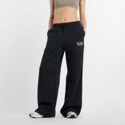 Spodnie damskie New Balance WP51954BK – czarne. Czarne spodnie materiałowe damskie New Balance, bez wzorów, z bawełny, klasyczne. Za 169.99 zł.