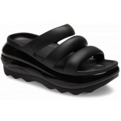 Klapki Crocs Mega Crush Triple Strap 209842-001 czarne. Czarne klapki damskie bez wzorów, casualowe, bez obcasa, na platformie, bez zapięcia. Za 449.26 zł.