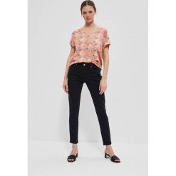 Jeansy push up grafitowe. Szare jeansy damskie MOODO, bez wzorów, z bawełny, długie. W wyprzedaży za 41.99 zł.