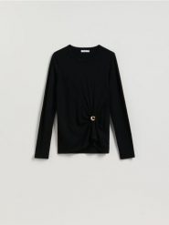 Sweter z detalem - czarny. Czarne swetry nierozpinane damskie Reserved, l, bez wzorów, z dzianiny, bez kołnierzyka, bez ramiączek. Za 109.99 zł.