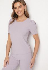 Jasnofioletowy Prążkowany T-shirt z Zakładkami przy Rękawach Kolanovia. Fioletowe t-shirty damskie Born2be, l, bez wzorów, z jeansu, bez kołnierzyka, bez ramiączek. Za 34.99 zł.
