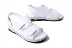 ARTIKER RELAKS 56C0459 biały, sandały damskie. Białe sandały damskie Artiker Relaks, bez wzorów, bez obcasa, na płaskiej podeszwie, bez zapięcia. Za 167.93 zł.