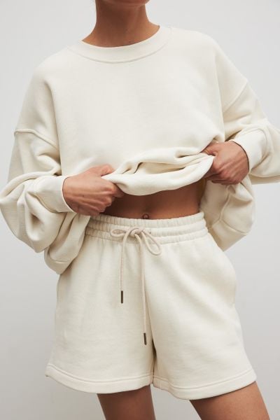 Krótkie spodenki ze sznurkiem w kolorze BRIGHT BEIGE - PROSPER. Brązowe szorty damskie Marsala, bez wzorów, z bawełny, klasyczne. Za 249.90 zł.