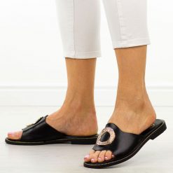 Czarne płaskie klapki damskie Filippo Dk6906/25. Czarne klapki damskie Filippo, na lato, z aplikacjami, z jeansu, eleganckie, z okrągłym noskiem, bez obcasa, na płaskiej podeszwie, bez zapięcia. Za 139.00 zł.