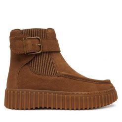 Botki Clarks. Brązowe botki damskie Clarks, bez wzorów, bez obcasa, na płaskiej podeszwie, bez zapięcia. Za 569.99 zł.