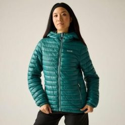 Damska pikowana kurtka Hurden. Niebieskie kurtki sportowe damskie Regatta, bez wzorów, z poliamidu, bez ramiączek, bez kaptura, trekkingowe. W wyprzedaży za 337.50 zł.
