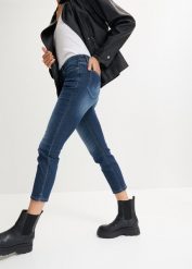 "Dżinsy ""komfort-stretch"" z rozcięciami, dł. 7/8". Niebieskie jeansy damskie bonprix, bez wzorów, z jeansu, sportowe. Za 84.99 zł.