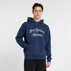 Bluza męska New Balance MT51935NNY – granatowa. Niebieskie bluzy męskie New Balance, m, z aplikacjami, z bawełny, z kapturem. Za 269.99 zł.