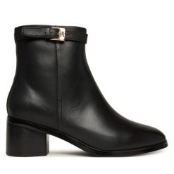 Botki Tommy Hilfiger. Czarne botki damskie Tommy Hilfiger, bez wzorów, bez obcasa, na słupku, bez zapięcia. Za 599.99 zł.