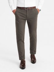 Klasyczne spodnie męskie chino z delikatną teksturą - khaki V2 - Rozmiar: M. Brązowe eleganckie spodnie męskie Ombre Clothing, bez wzorów, z bawełny, klasyczne. W wyprzedaży za 159.99 zł.