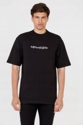 BALENCIAGA Czarny t-shirt z białym logo. Czarne t-shirty męskie Balenciaga, m, bez wzorów, ze lnu, bez kołnierzyka, bez ramiączek. W wyprzedaży za 799.99 zł.
