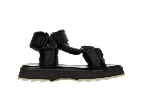 Sandały Emu Raven Black 119160, Czarny, Futro naturalne - 40. Czarne sandały damskie EMU, bez wzorów, z futra, bez obcasa, bez zapięcia. W wyprzedaży za 179.10 zł.