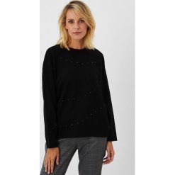 Bluza czarna z dżetami. Czarne bluzy damskie MOODO, s, bez wzorów, z bawełny, bez ramiączek, bez kaptura. W wyprzedaży za 29.99 zł.