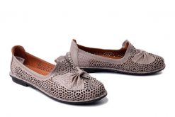 COMFORTABEL 830049-09 grau, półbuty damskie. Szare półbuty damskie Comfortabel, na lato, w ażurowe wzory, ze skóry, bez obcasa, bez zapięcia. Za 229.42 zł.