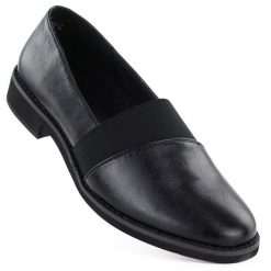Półbuty damskie czarne Jezzi RMR25128. Czarne półbuty damskie Jezzi, bez wzorów, ze skóry ekologicznej, eleganckie, bez obcasa, bez zapięcia. Za 159.99 zł.